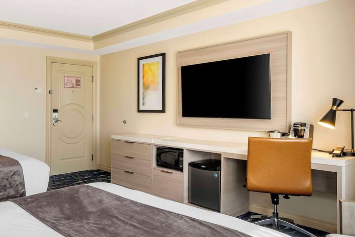 Double Accessible 2 Queen Beds (4 of 7)