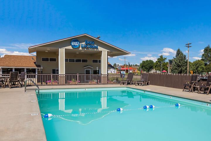 Hotel Pool