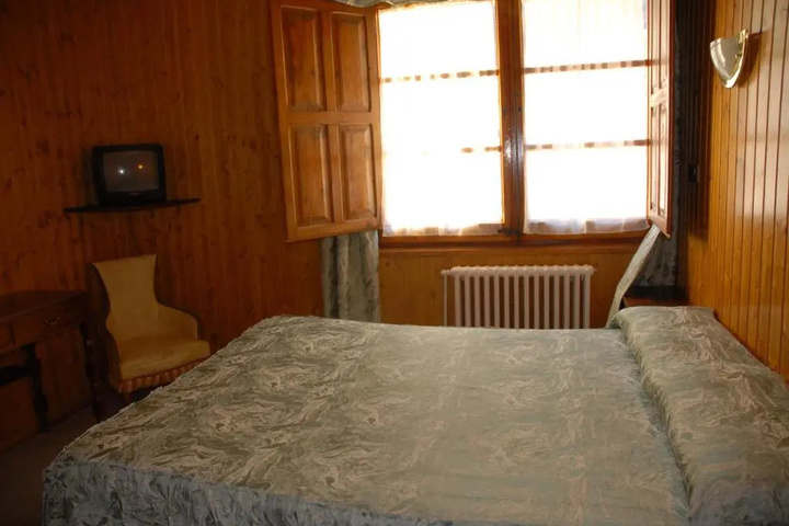 Room 4 of 16