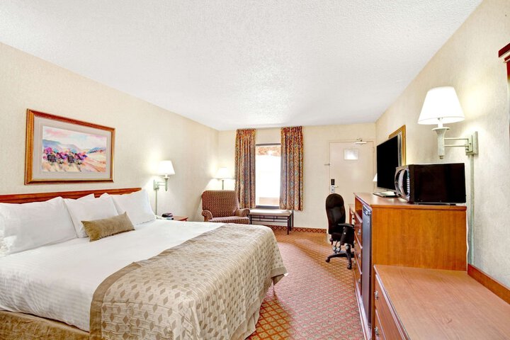 1 King Bed (2 of 3)