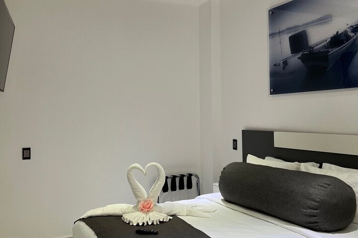 Room 2 of 28