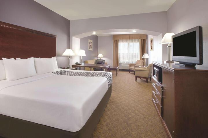 1 King Bed (4 of 15)
