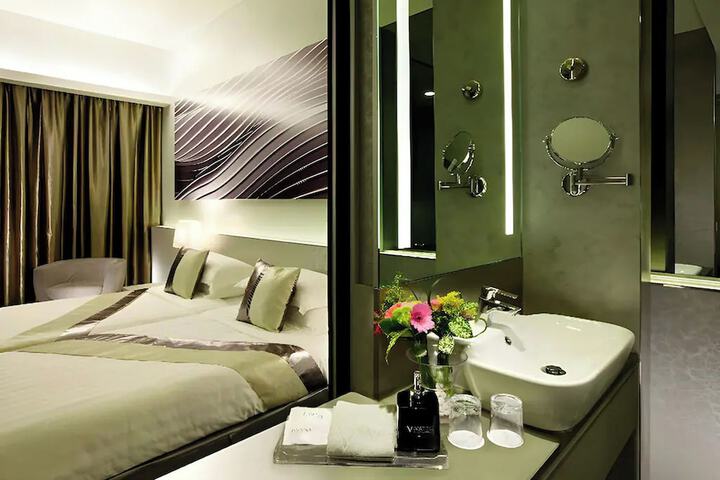 Room 80 of 118