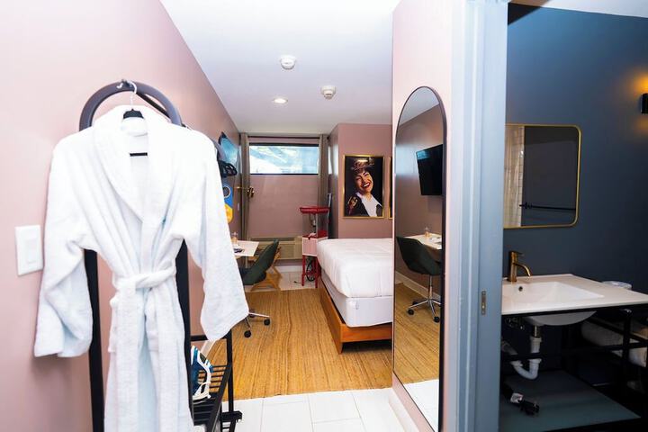 Room 83 of 111