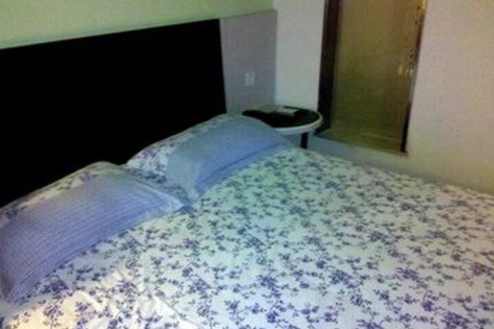 Room 10 of 28