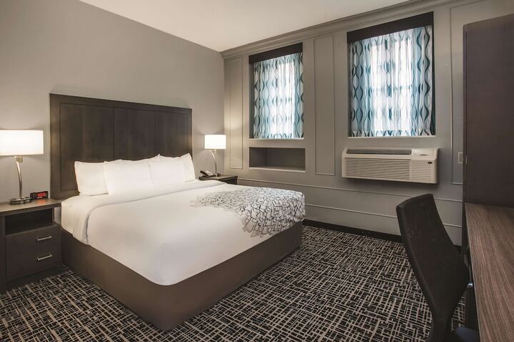 1 Queen Bed City View (13 of 13)