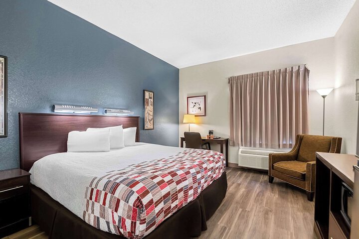 1 King Bed (10 of 12)