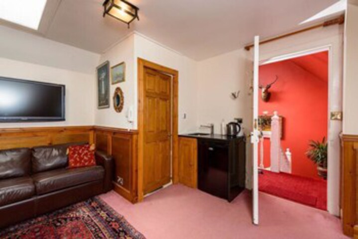 Room 9 of 16