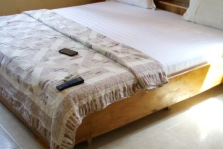 Room 5 of 16