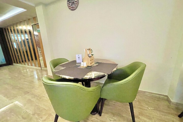 Dining 44 of 52