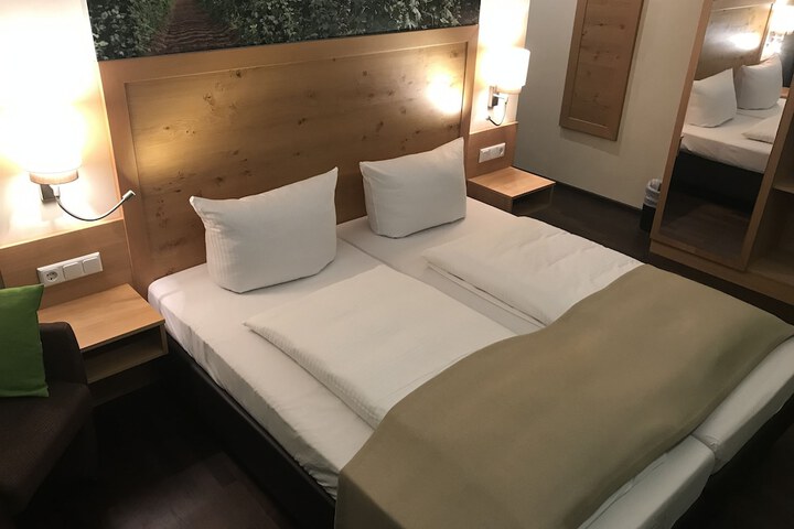 Room 5 of 33