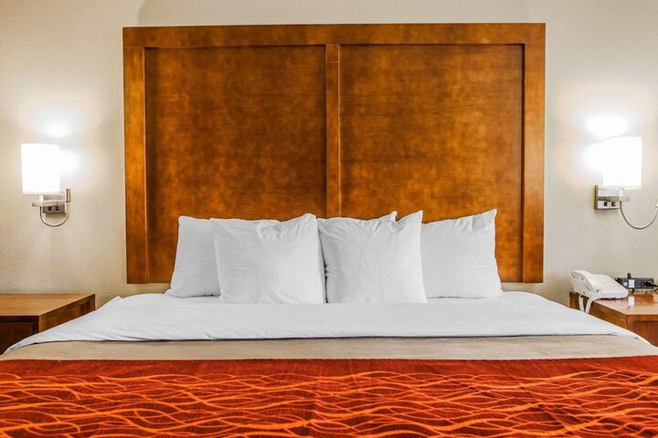 1 King Bed (4 of 10)
