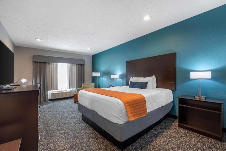 1 King Bed Pillow Top Mattress Flat Screen Television Microwave and Refrigerator Full Breakfast (7 of 14)
