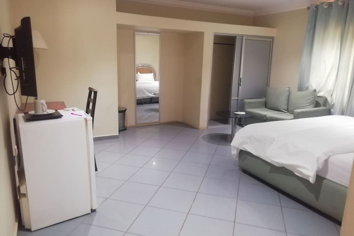 Room 6 of 35