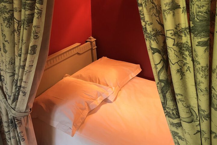 Room 5 of 144
