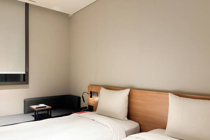 Room 16 of 100