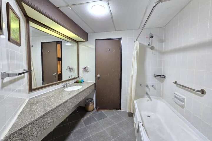 Room 492 of 650