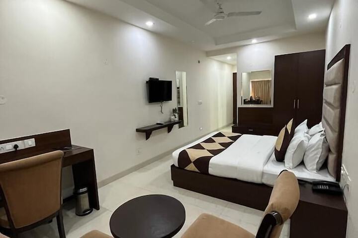 Room 5 of 12