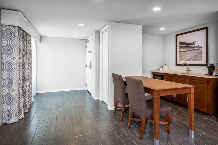 1 King 1 Bedroom Suite (2 of 16)