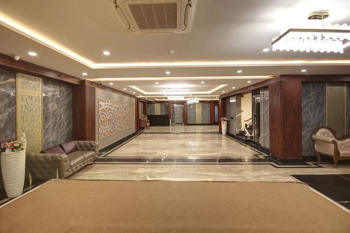 Ballroom/Hall 66 of 79