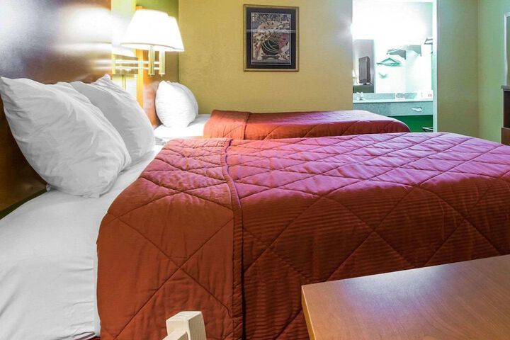 2 Queen Beds (4 of 13)