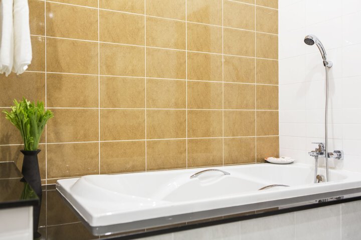 Deep soaking bathtub
