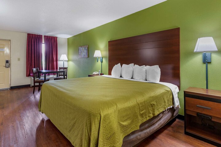 1 King Bed (7 of 8)
