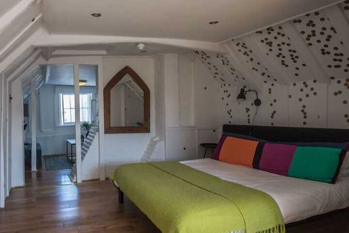 Room 8 of 16