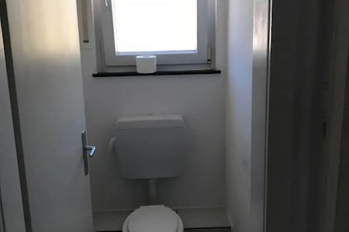 Room 6 of 10