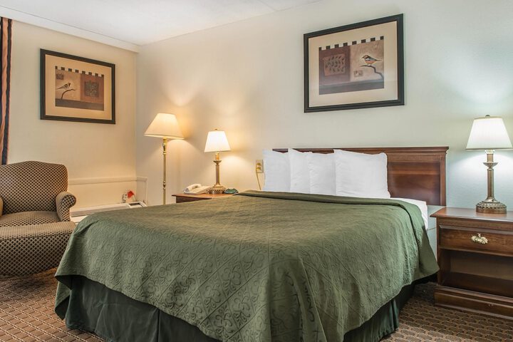 1 Queen Bed (15 of 17)