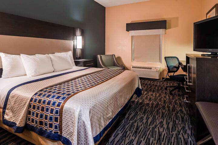 1 King Bed Fltscntv Reclnr Microwave, Refrigerator High Speed Coffee Maker Full Breakfast (6 of 18)
