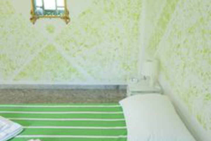 Room 11 of 37