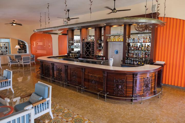 Lounge 105 of 131