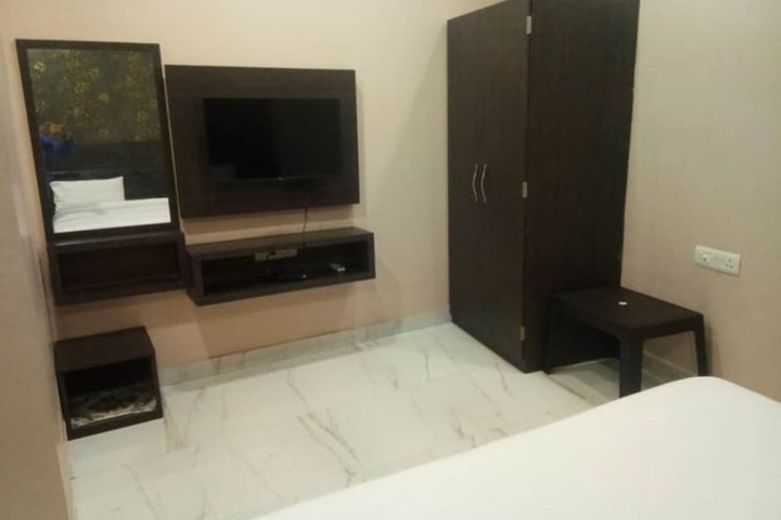Room 10 of 16