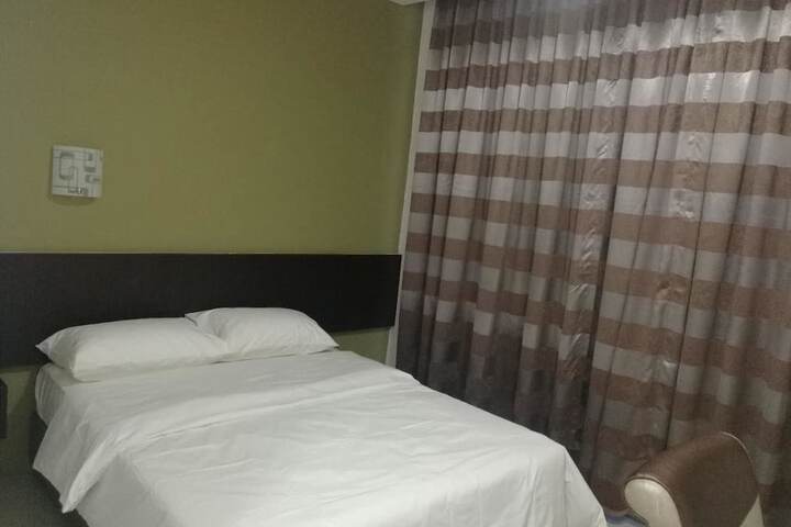 Room 6 of 33
