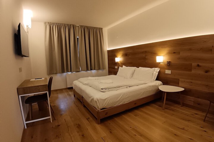 Room 4 of 63