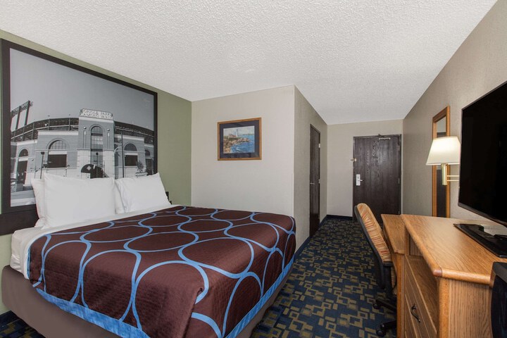 1 Queen Bed (15 of 15)