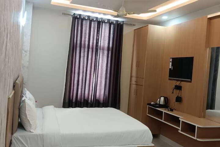 Room 13 of 42