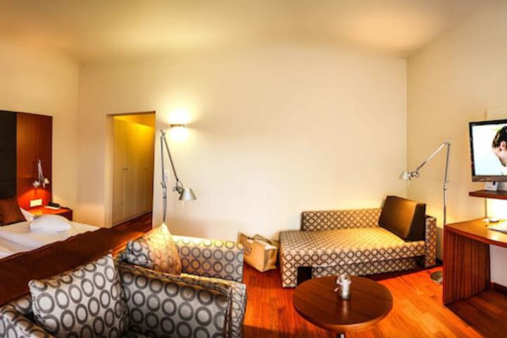 Room 7 of 79