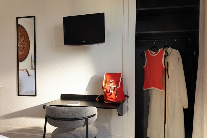 Room 6 of 28