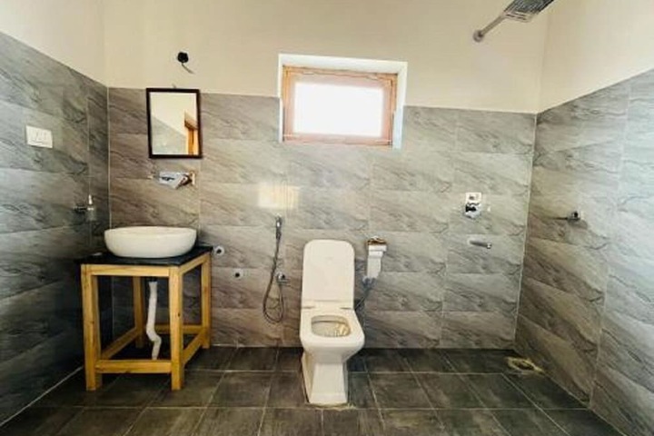 Room 6 of 16