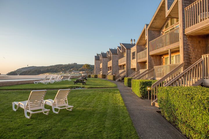 Exterior of Schooners Cove Inn