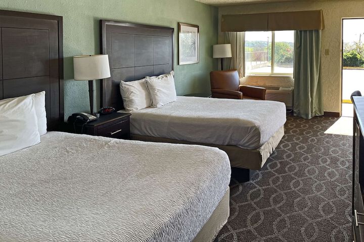 1 King Bed (3 of 10)