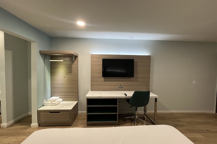 1 King Bed (2 of 10)