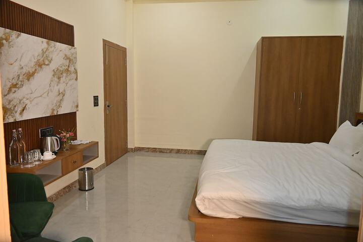 Room 3 of 8