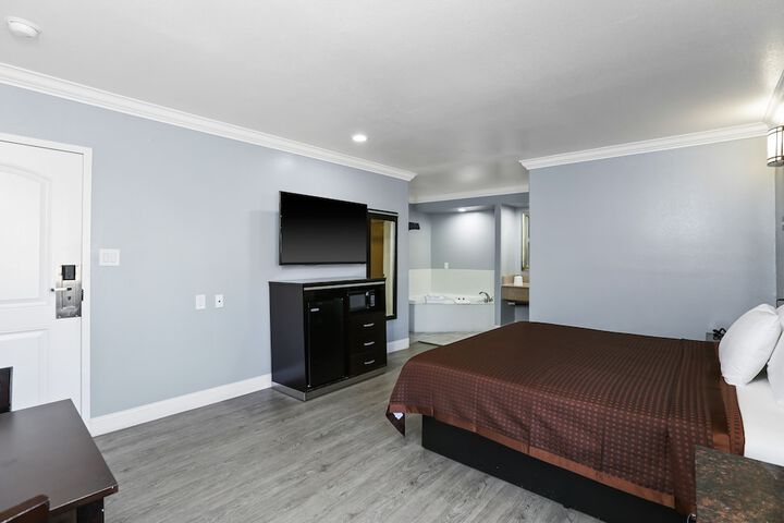Standard | King Bed (4 of 18)