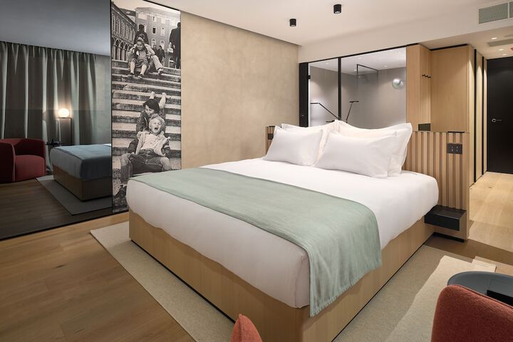 Room 4 of 103