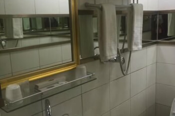 Room 6 of 6