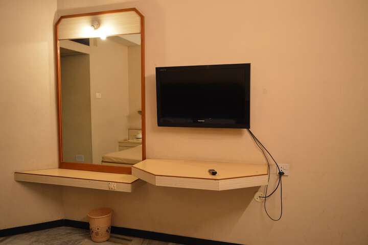 Room 5 of 38