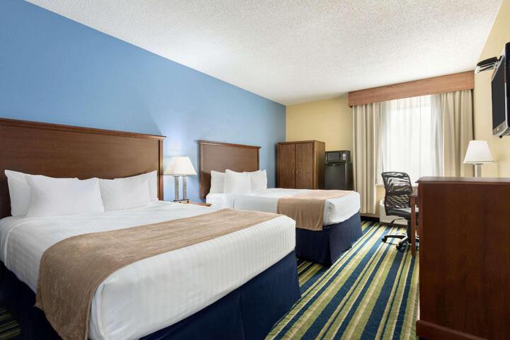 1 Queen Bed (14 of 14)